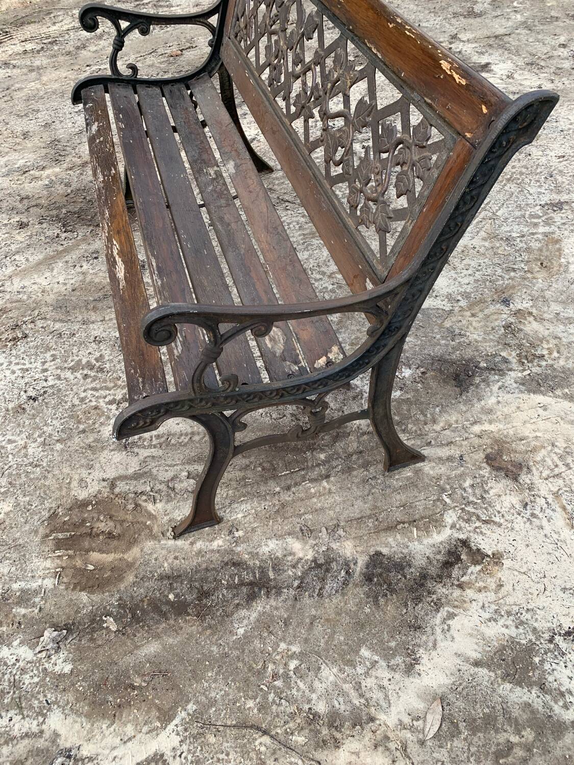 Garden bench in wood and cast iron from the 80s