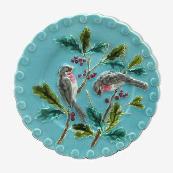 Assiette en barbotine bleue de Sarreguemines: Oiseaux picorant du houx