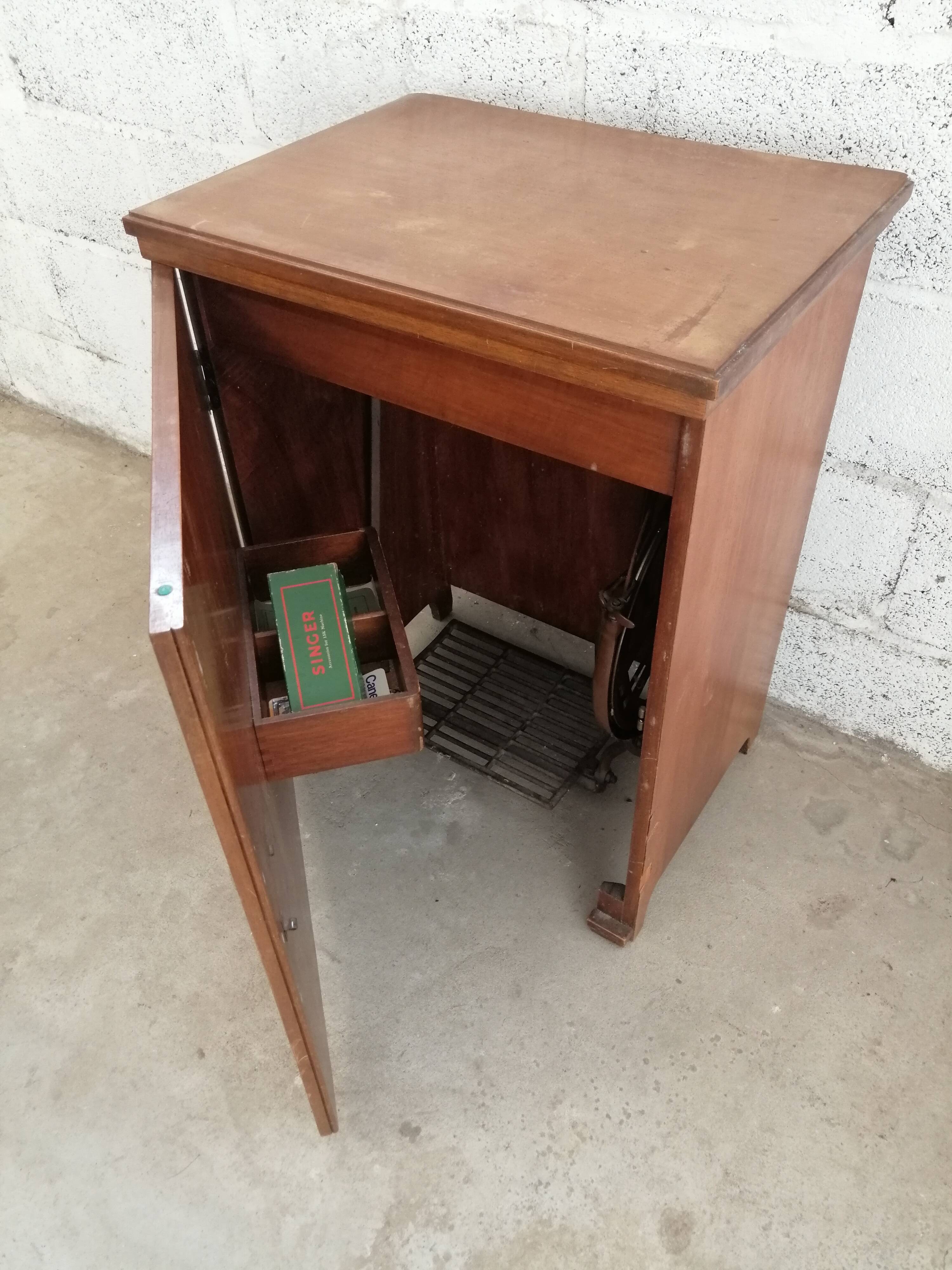 SINGER sewing machine year 30