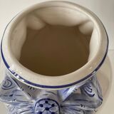 Vase en faïence blanche, décor ruban bleu