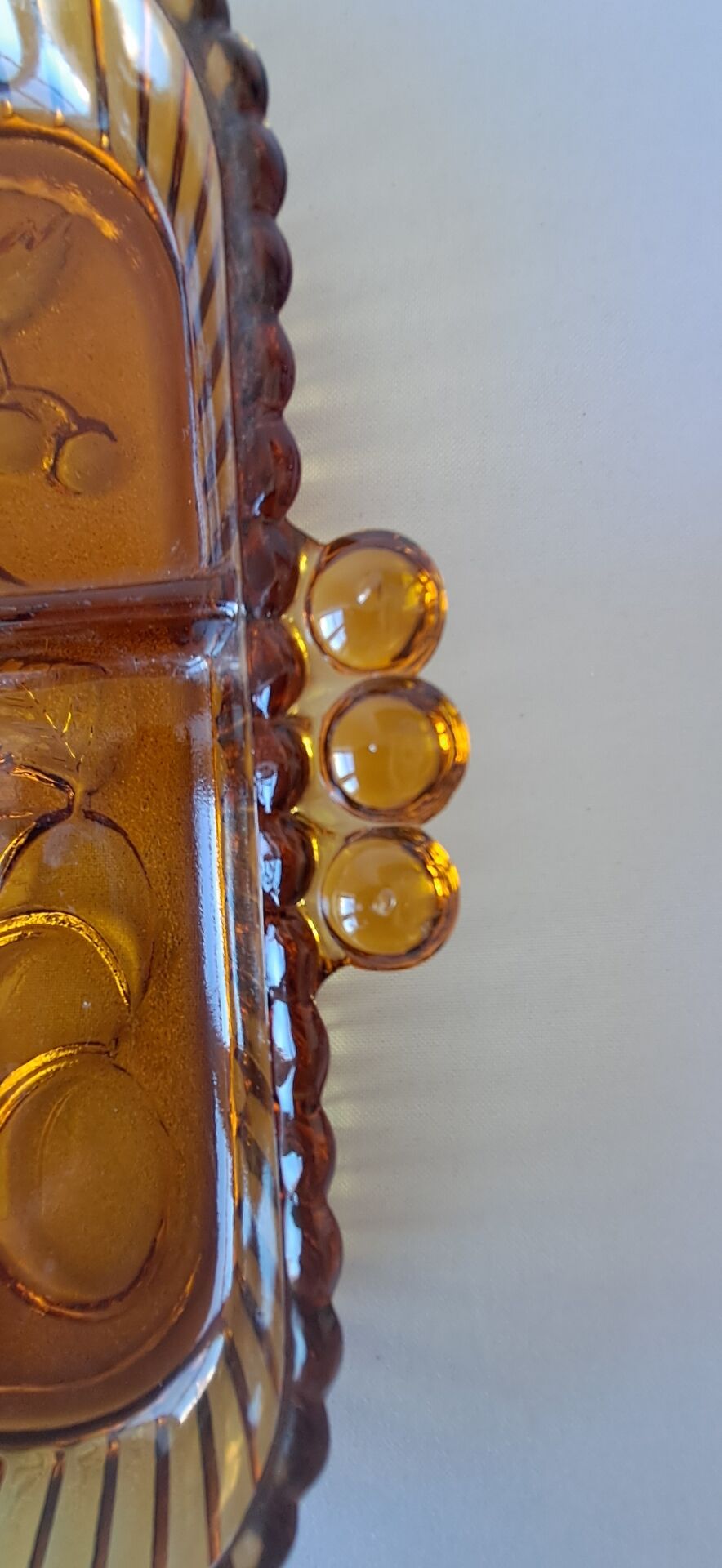 Plateau à compartiments. Verre ambré.  Années 70