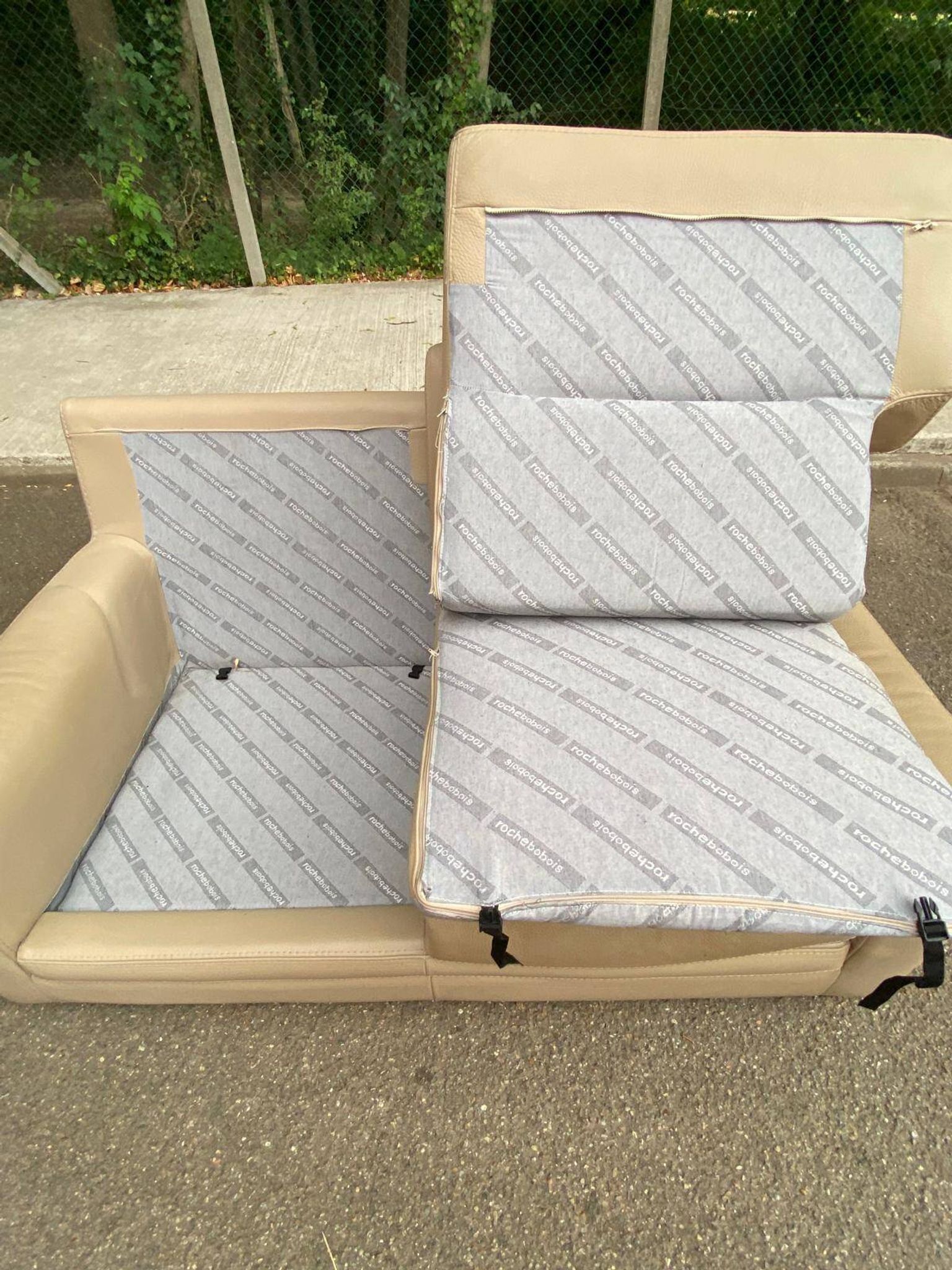 2/3-seater sofa in genuine beige leather by Roche Bobois. Very good condition, great comfort.
