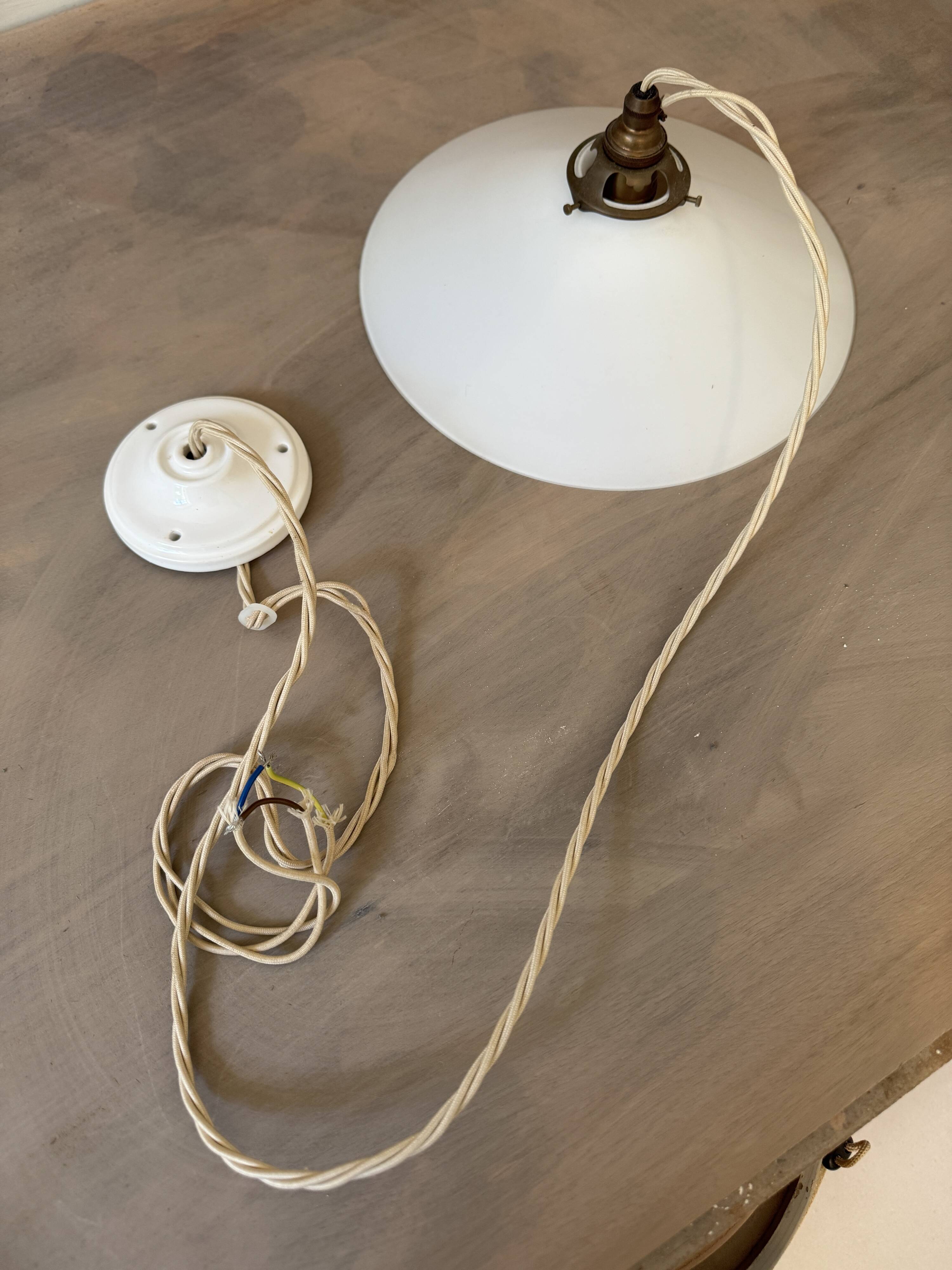 Suspension en verre opalin – vintage DeVOL