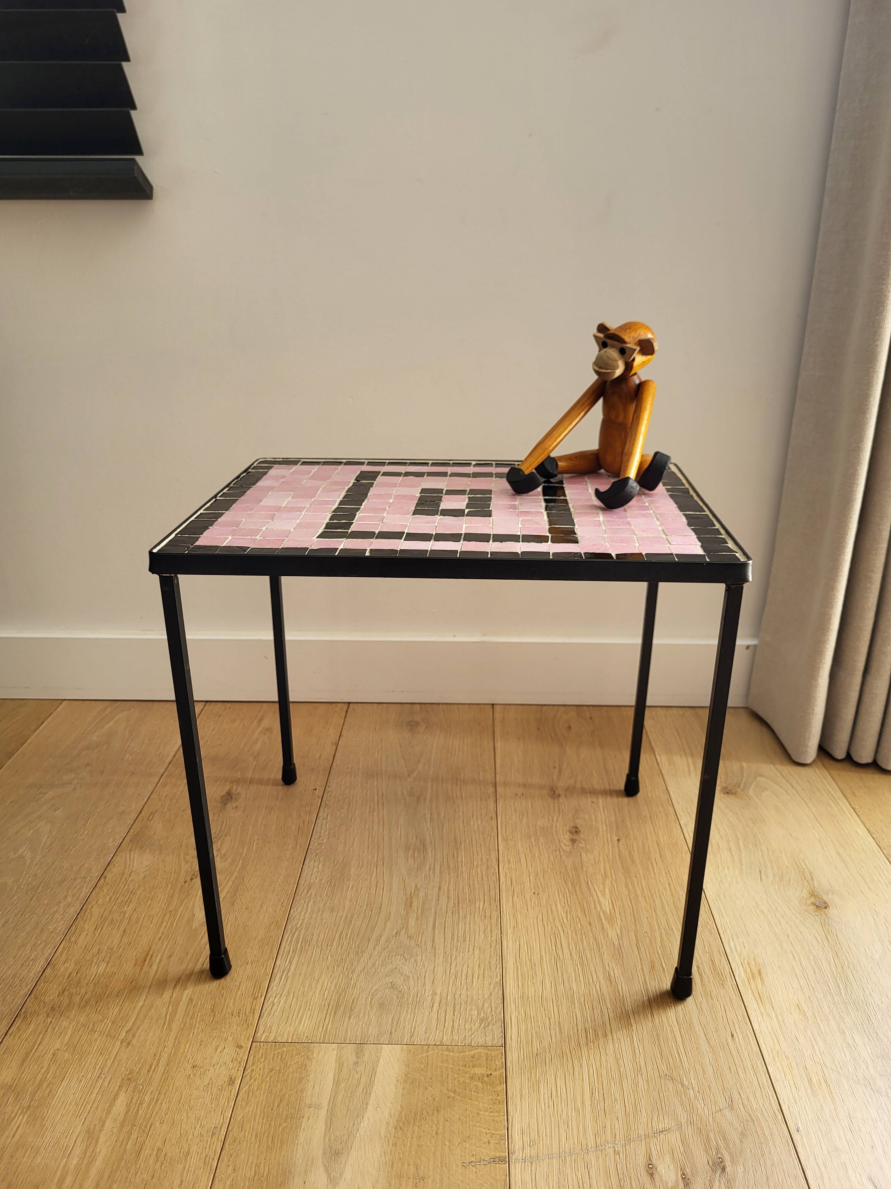 Plantentafeltje vintage avec betegeld mozaïek bovenblad en rose noir 1960