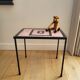 Plantentafeltje vintage avec betegeld mozaïek bovenblad en rose noir 1960