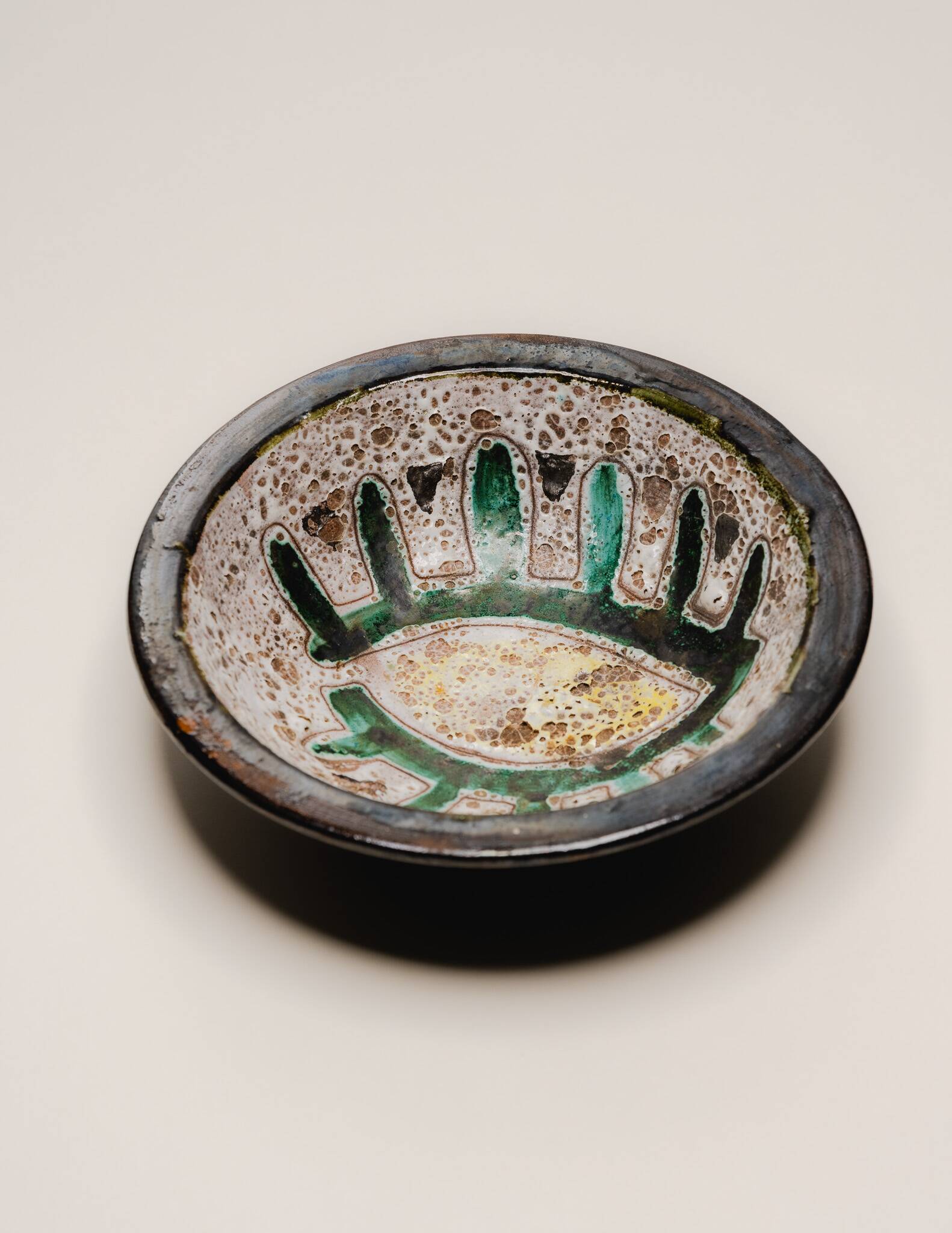 Assiette en céramique émaillée oeil, 1950