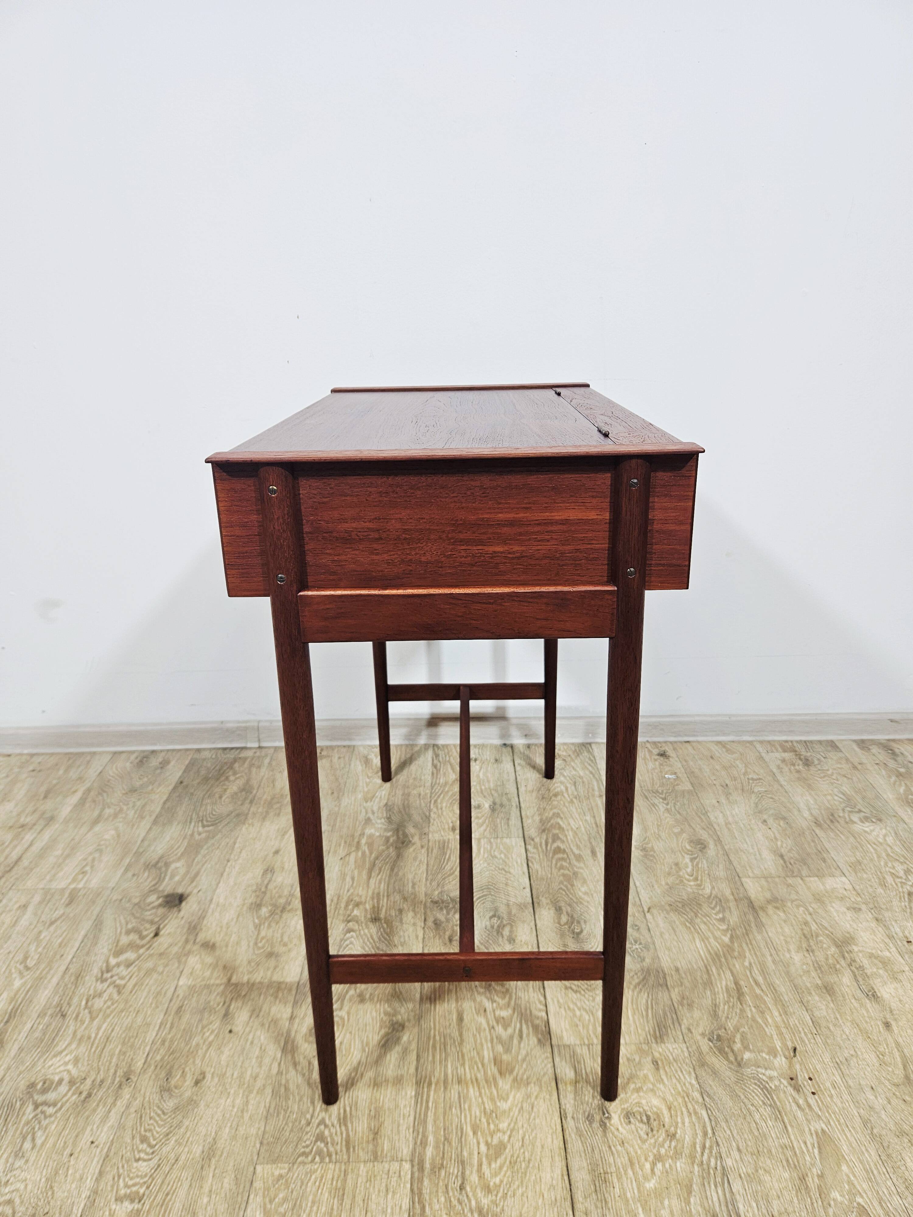 Coiffeuse en teck scandinave – Design danois des années 1960.