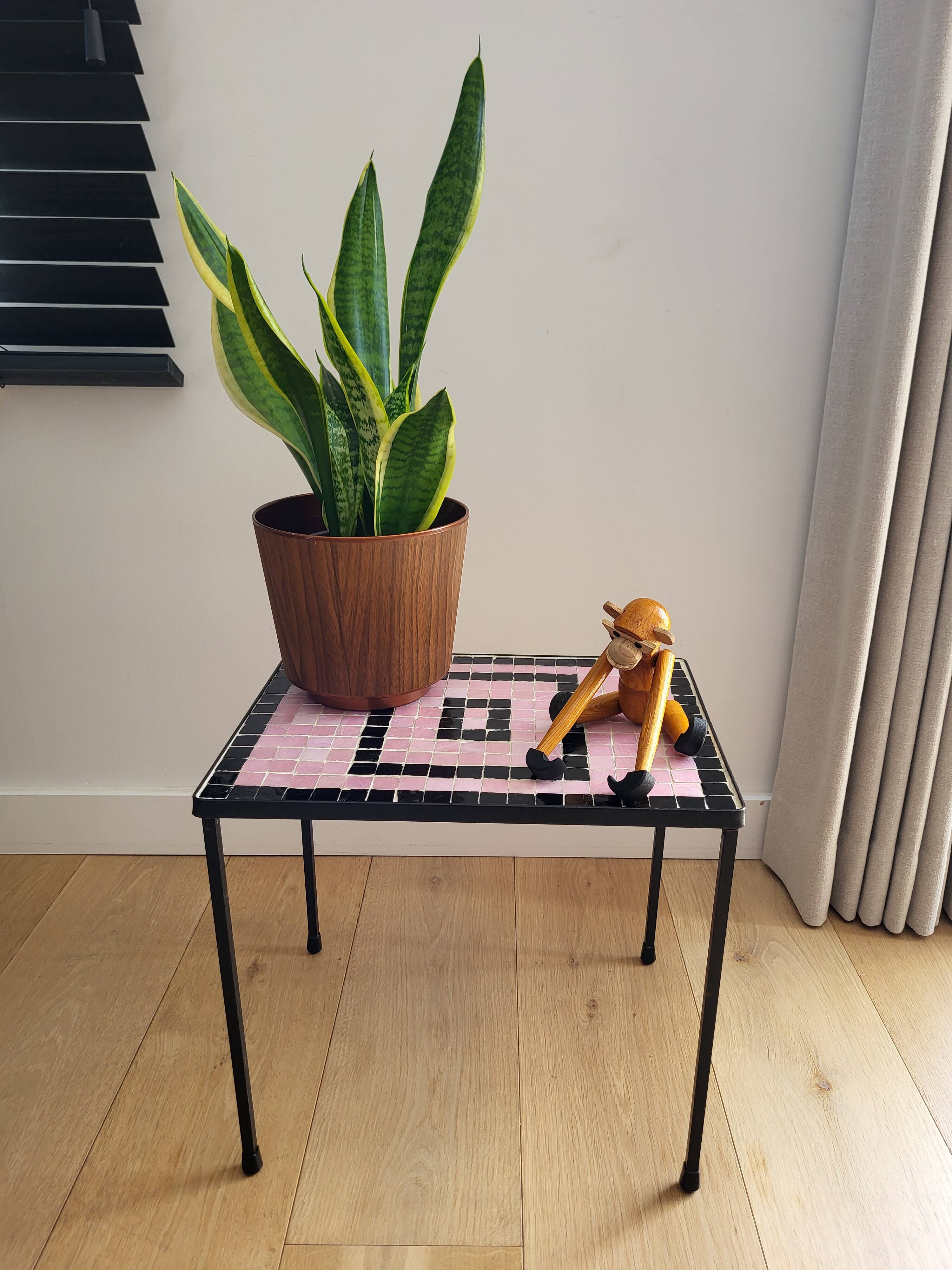 Plantentafeltje vintage avec betegeld mozaïek bovenblad en rose noir 1960