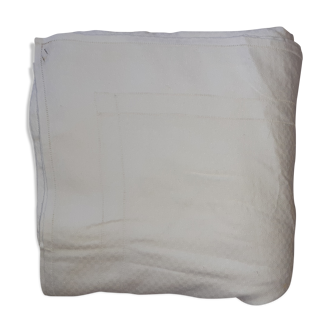 Nappe damassée avec jeux de jours fait main et monogramme