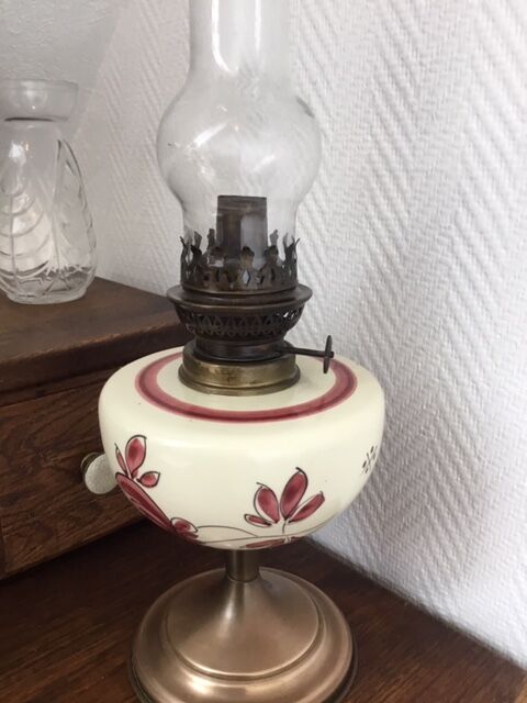 Oil lamp on old-footed Breton yellow copper foot