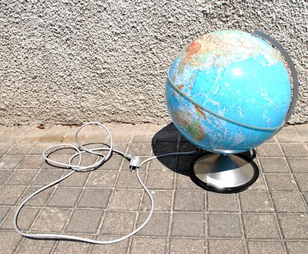 Lampe Globe terrestre vintage plastique fonte HERCULE par Stauffacher Italy