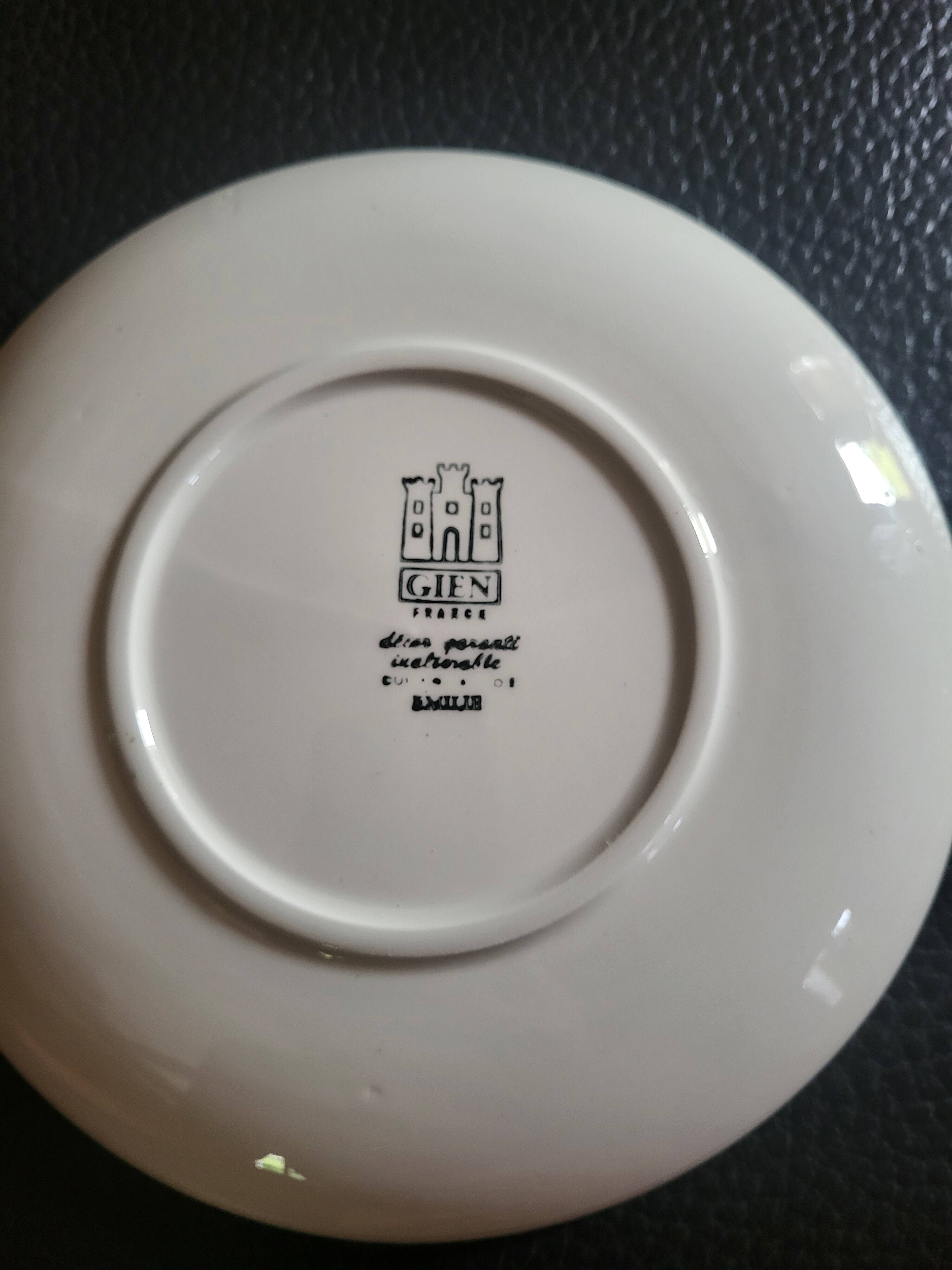 Gien "Émilie" dessert plates