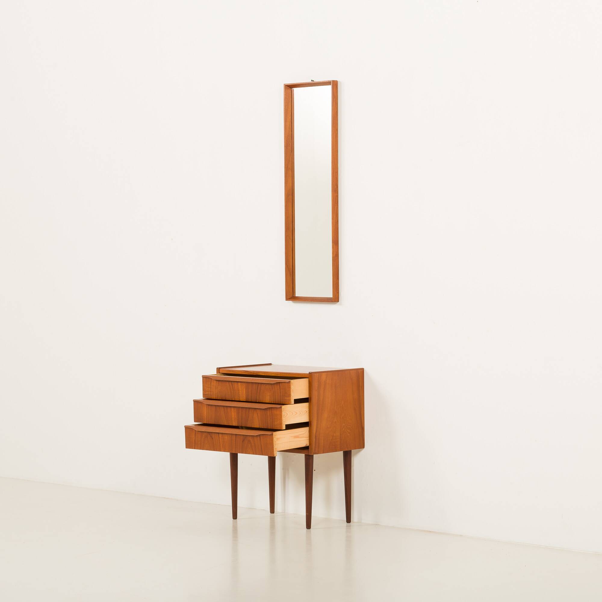 Meuble d'entrée en teck danois avec commode et miroir, années 1960.