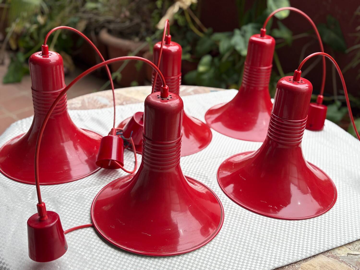 Ensemble de 5 suspensions vintage "formas" (espagne) – acier laqué rouge – état