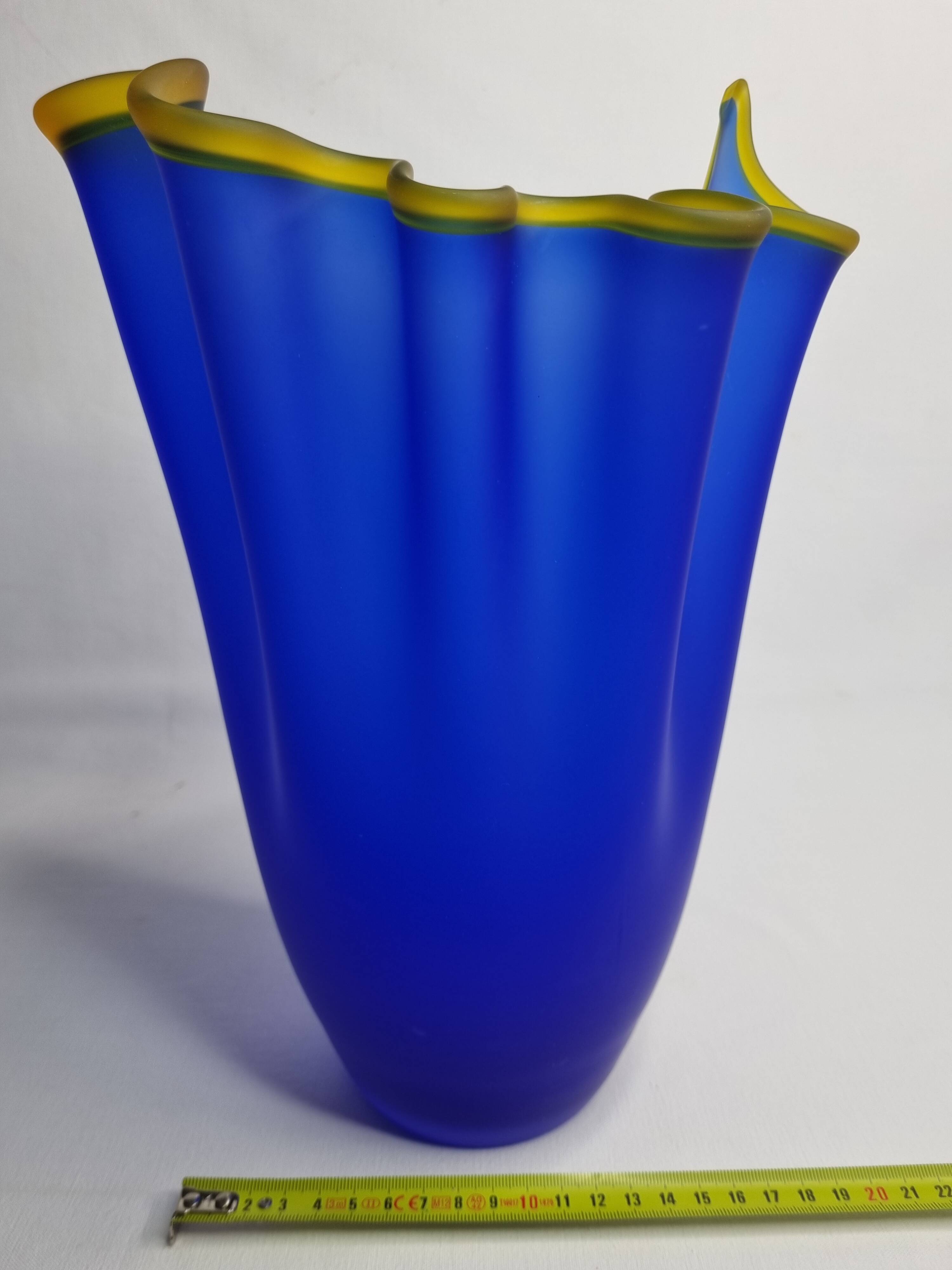 Vase handkerchief in vintage Murano glass, cobalt blue with yellow edging, 80s, 30 cm