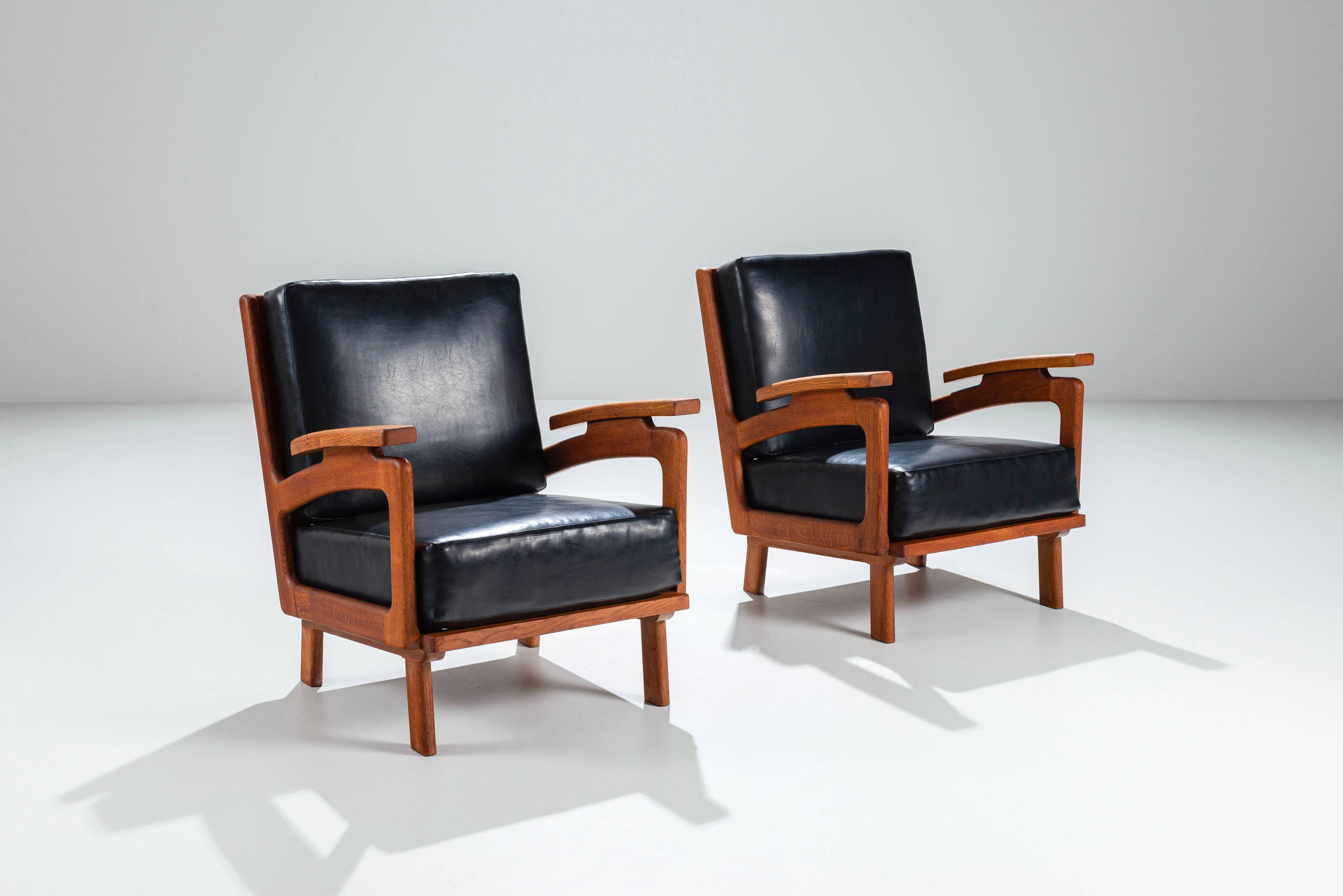 Pair of Belgian lounge chairs in solid oak with leather cushions