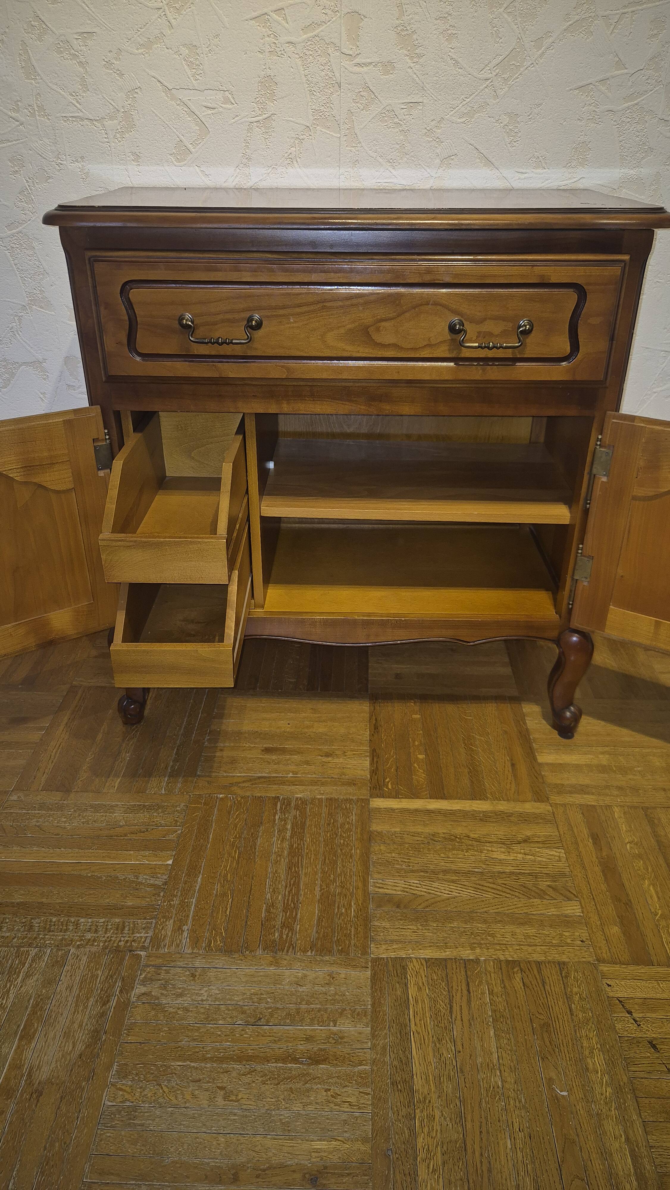 Classic style TV unit with sliding shelf