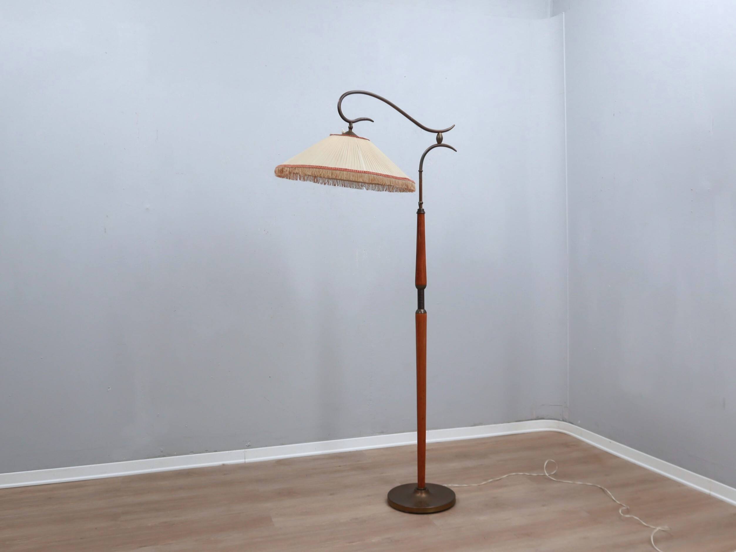 Osvaldo Borsani adjustable floor lamp brass & cherry wood 1950s
