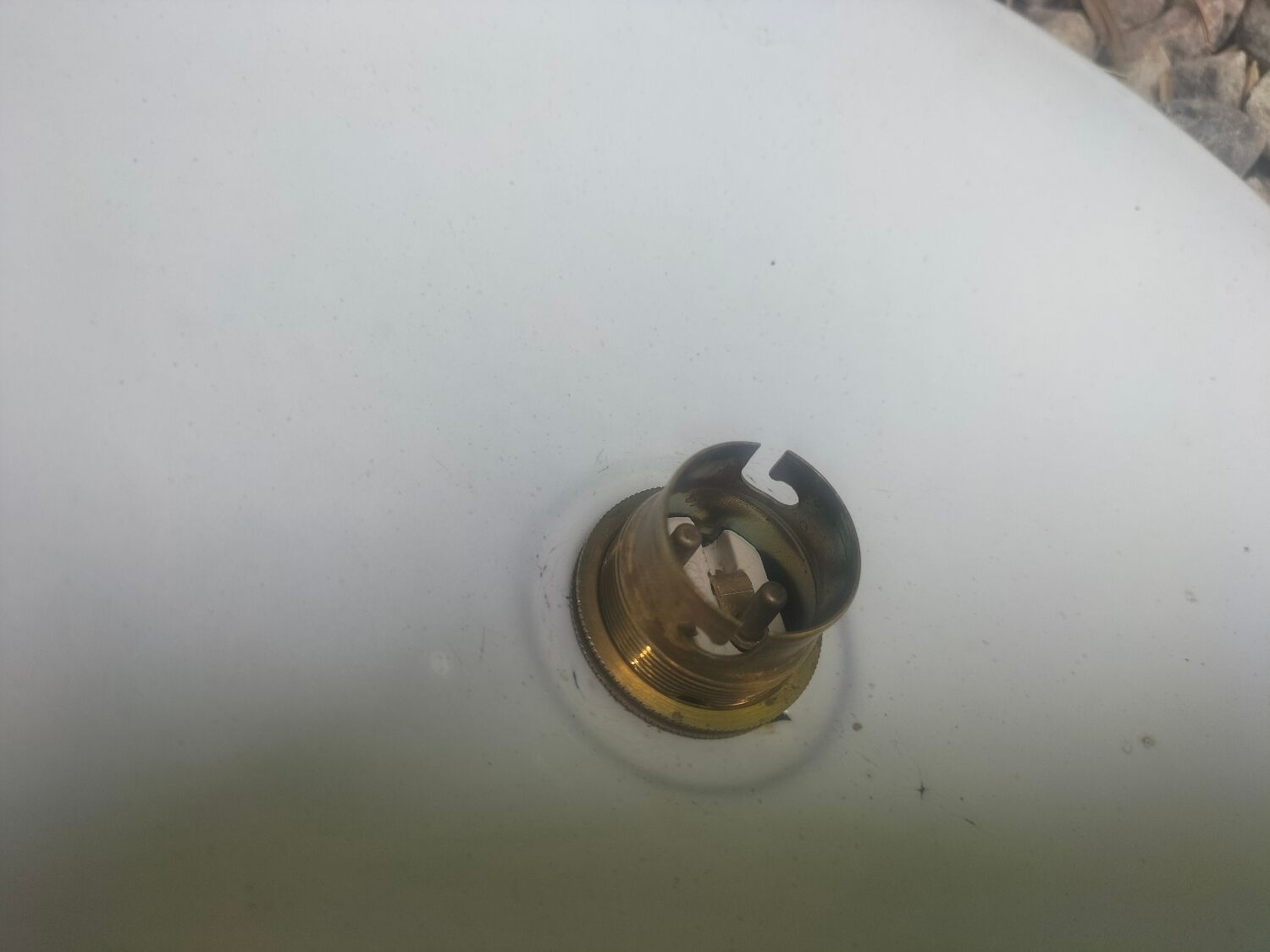 2 enamelled sheet metal suspensions