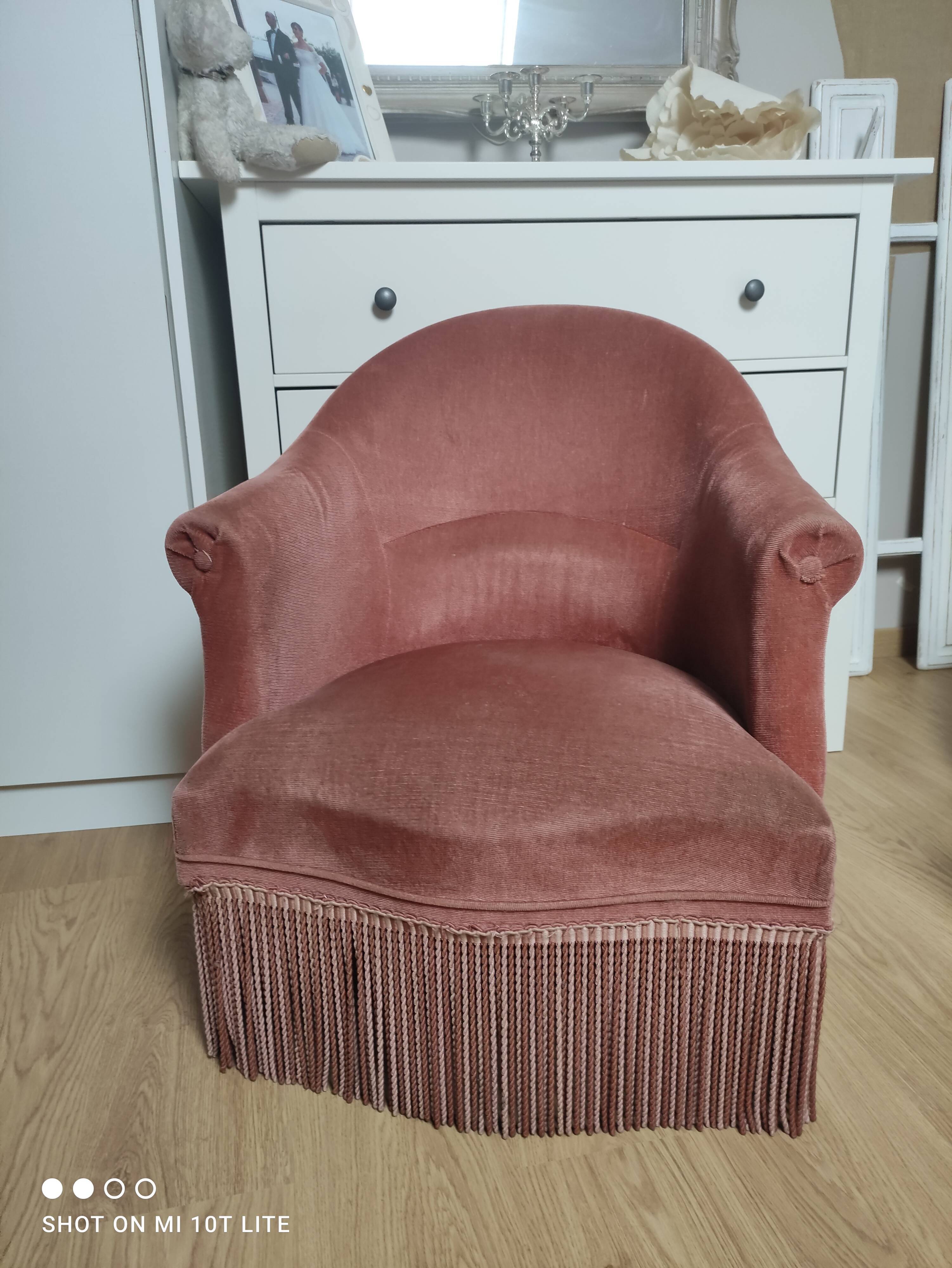 Fauteuil crapaud vintage rose poudré à franges