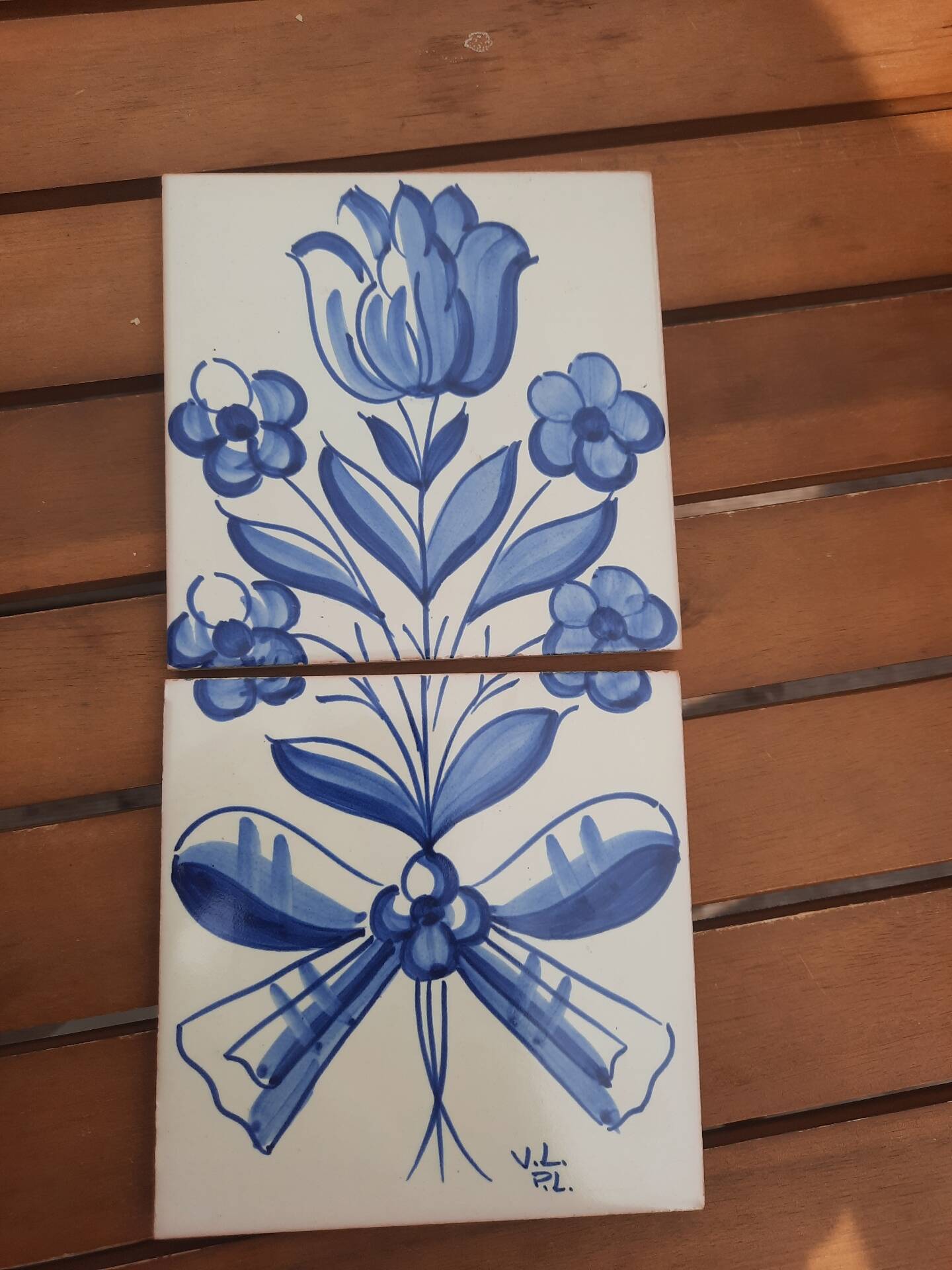 Carreaux de céramique peints à la main motif fleurs bleues