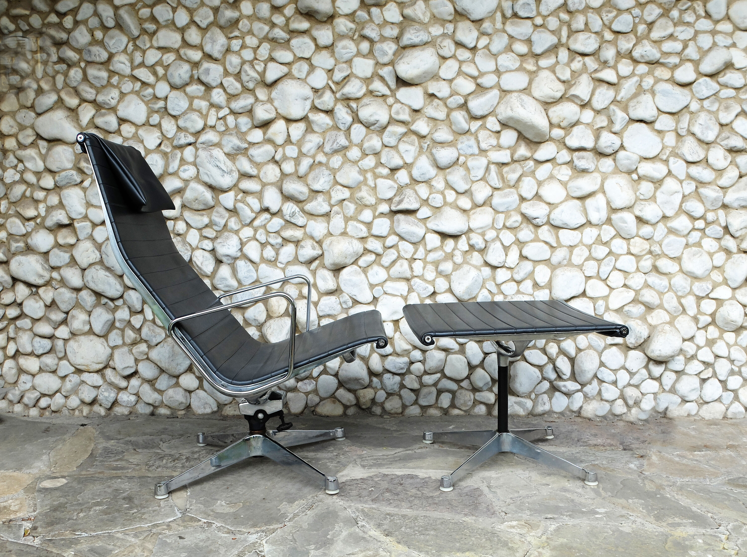 Lounge Chair Chair EA124 - Ottoman EA125 by Charles - Ray Eames for Herman Miller 1960s