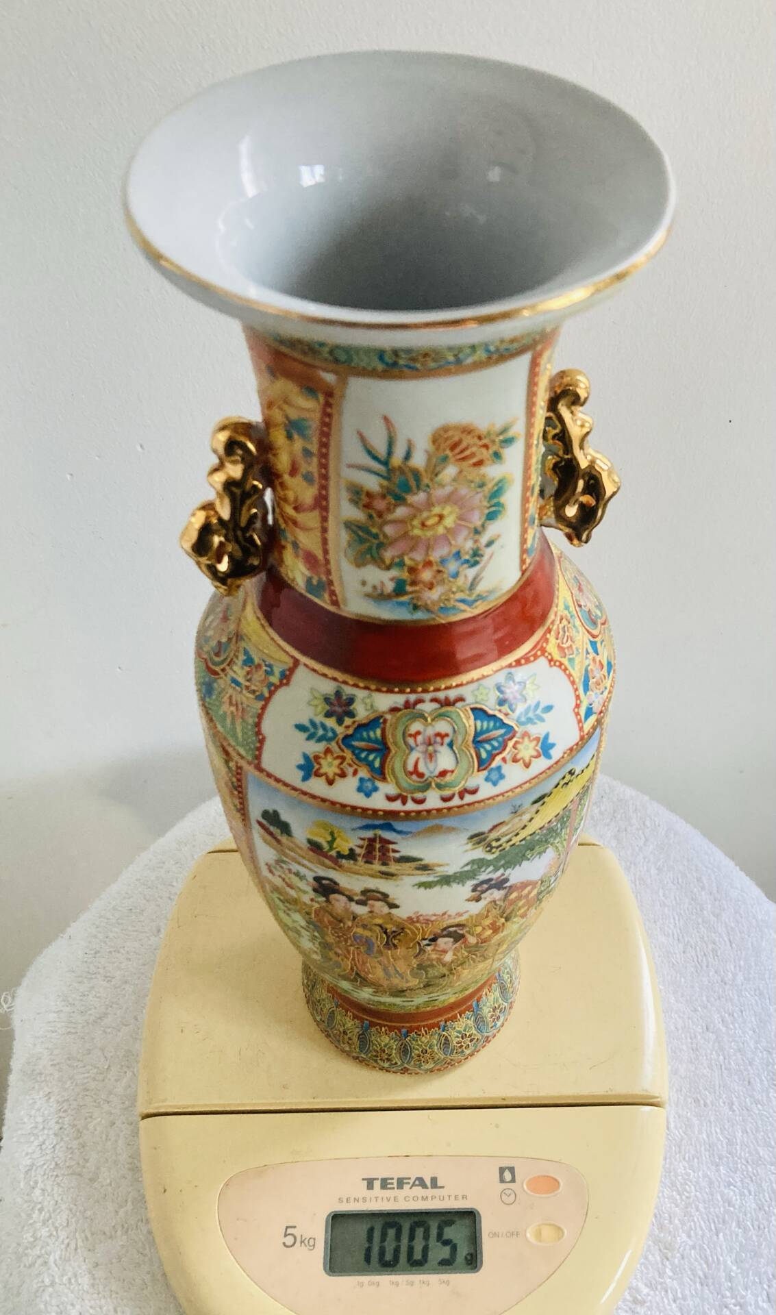 Antique Japanese Satsuma vase, 19th - early 20th century, decorated with geishas.