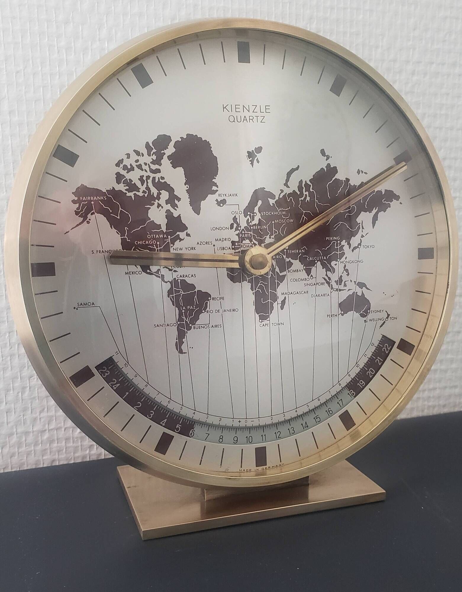 Large kienzle world timer quartz clock in golden brass 18x19cm good condition