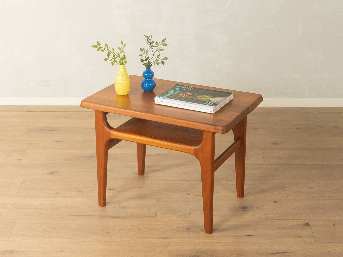 Table d'appoint élégante des années 1960 par Niels Bach A/S