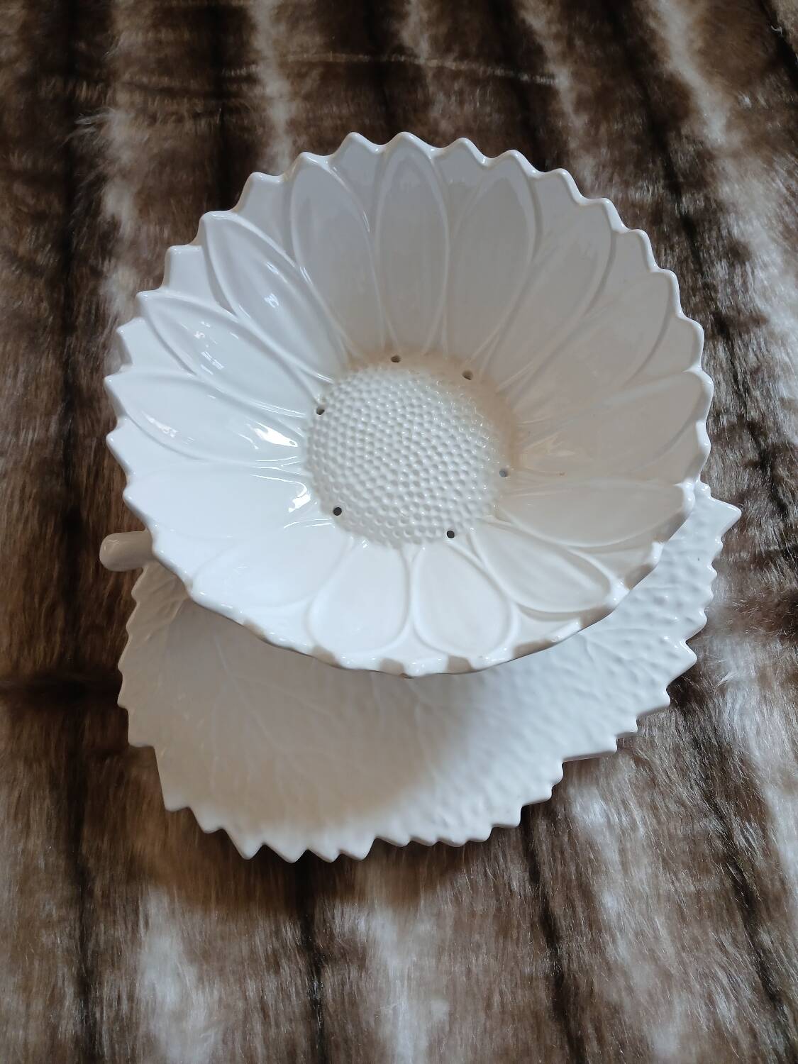 Plate + fruit drainer in earthenware