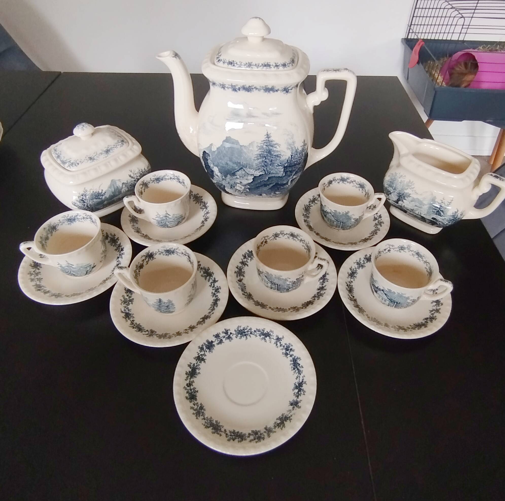 Coffee pot, milk jug, sugar bowl, 6 coffee cups and saucers.