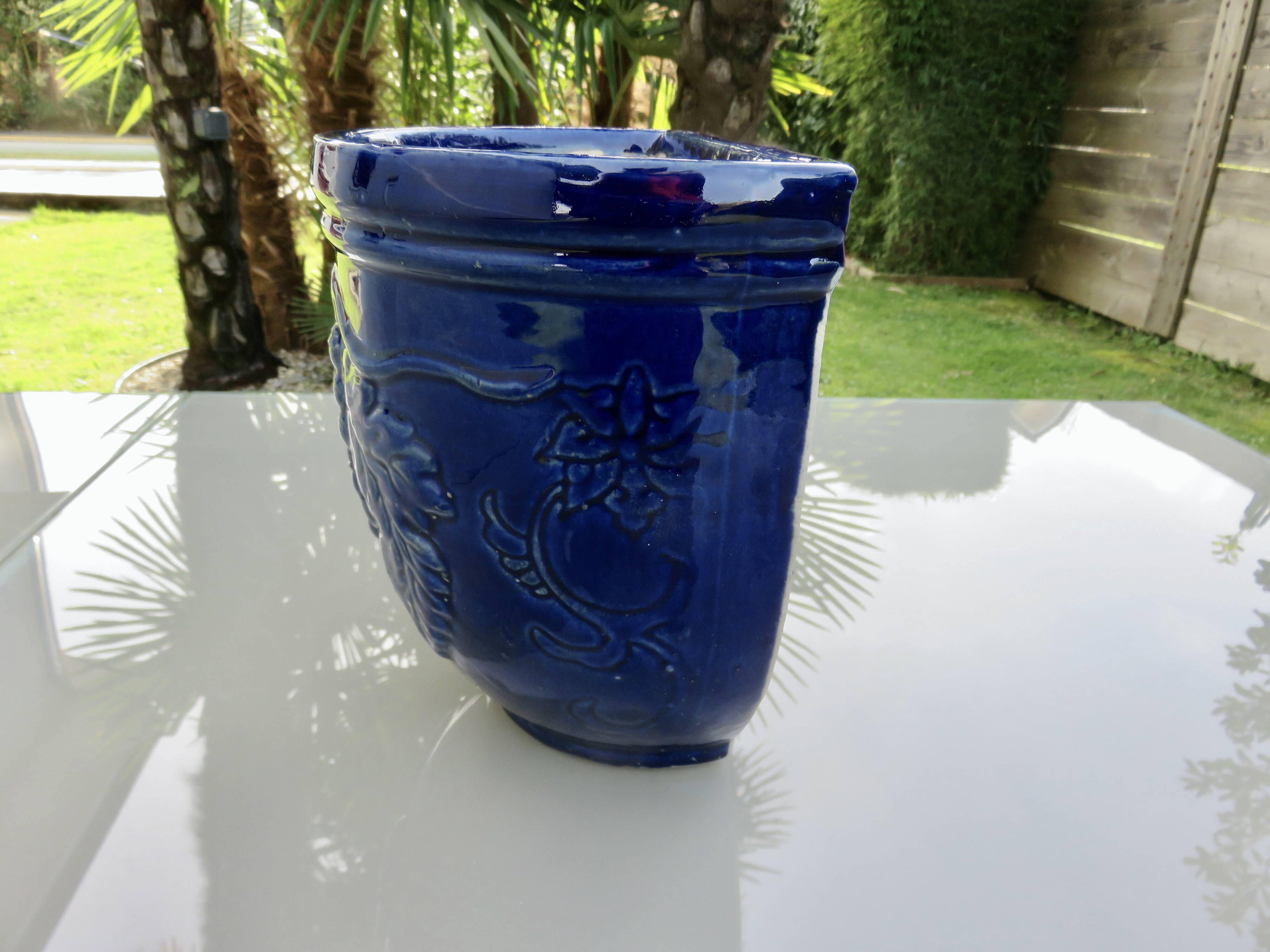 Potiche murale en terre cuite vernissée bleue à décor de raisin, années 70