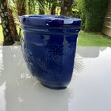 Potiche murale en terre cuite vernissée bleue à décor de raisin, années 70