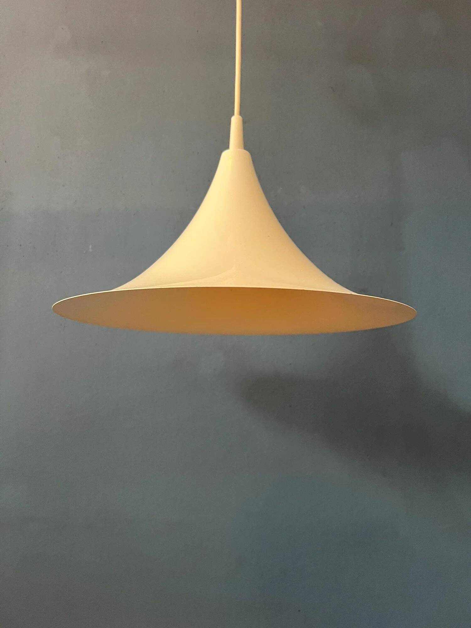 Suspension vintage blanche brillante style chapeau de sorcière de l'ère spatiale