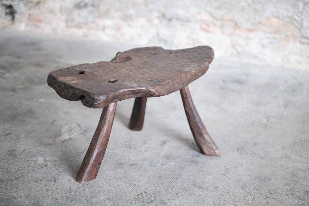 Tavolino scultoreo brutalista con sgabelli, anni '70, set di 3