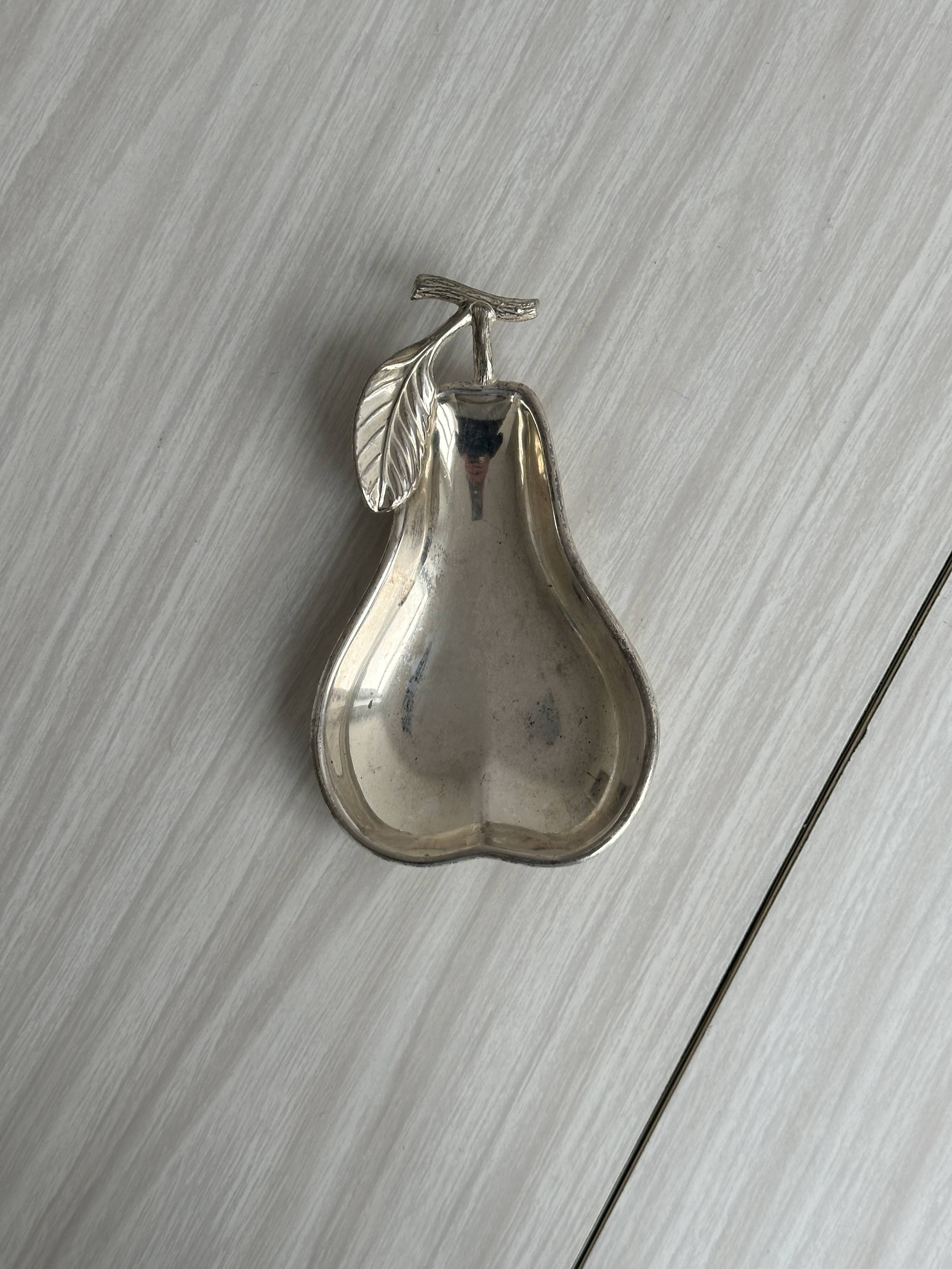 Small pear metal pocket holder