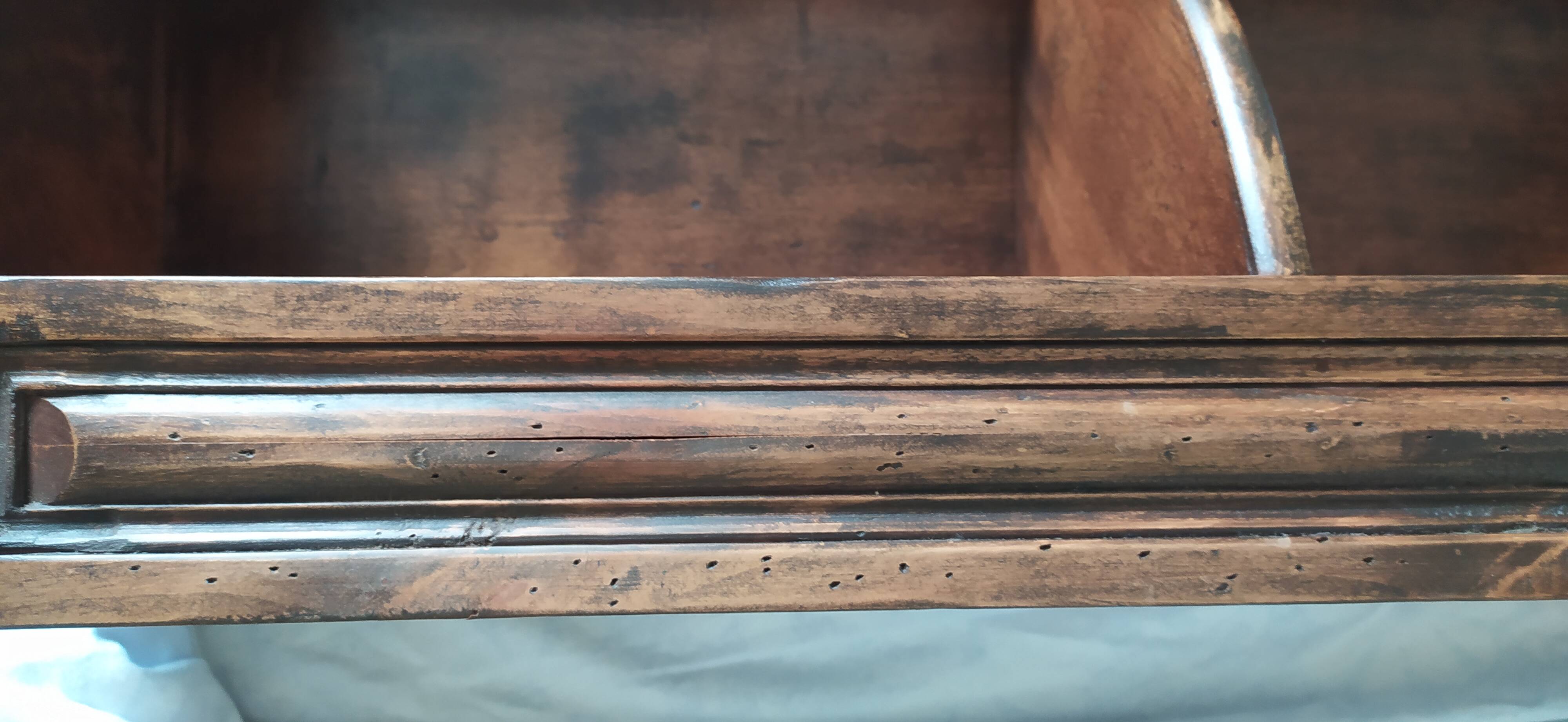 Wooden corner unit 220 cm high, 40 cm wide and 27 cm deep.