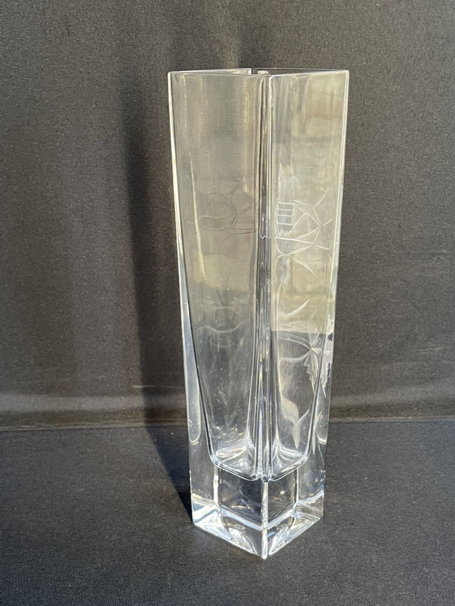 Cristallerie de Vannes le Châtel - Vannes Cristal France - Square vase - Cut crystal