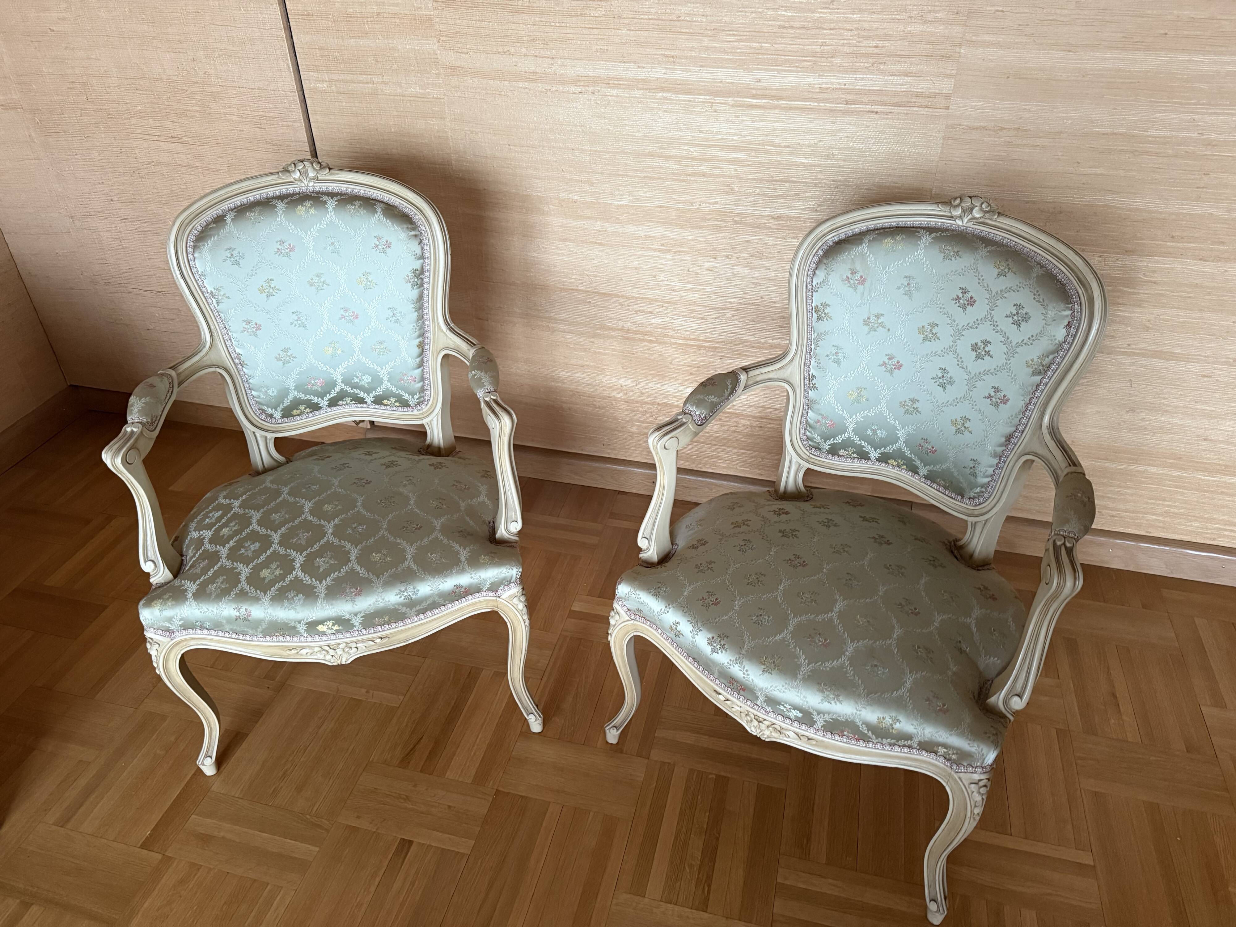 4 cabriolet chairs in Louis XV style – patinated painted wood – floral fabric