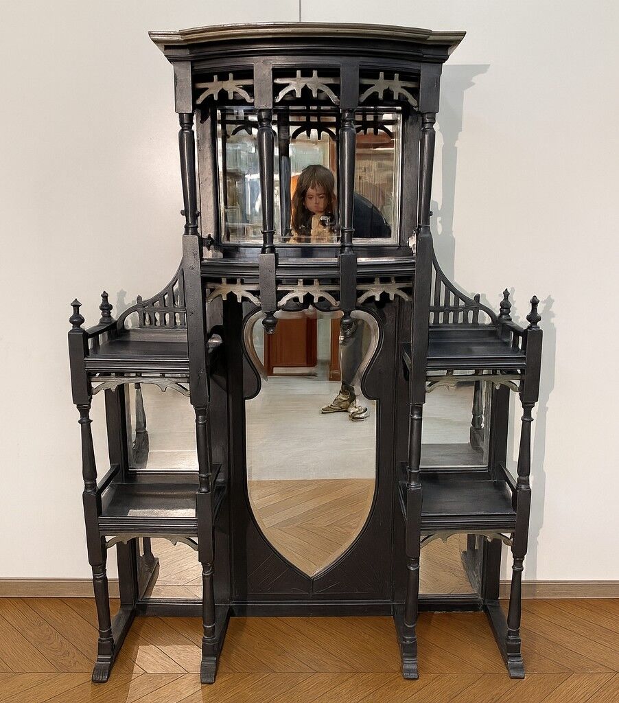 Important lacquered wooden shelf or bookcase.