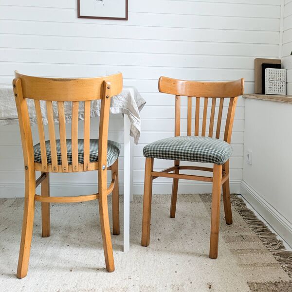 Paire de chaises bistrot vintage en bois, dossier arrondi, style Mid-Century