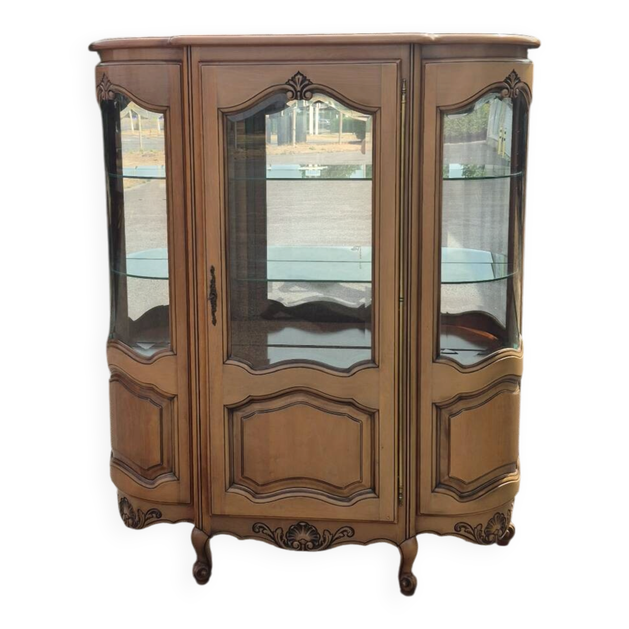 Grande vitrine galbée en merisier de style Louis XV – XXe siècle