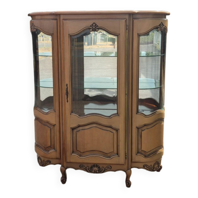 Grande vitrine galbée en merisier de style Louis XV – XXe siècle