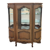 Grande vitrine galbée en merisier de style Louis XV – XXe siècle