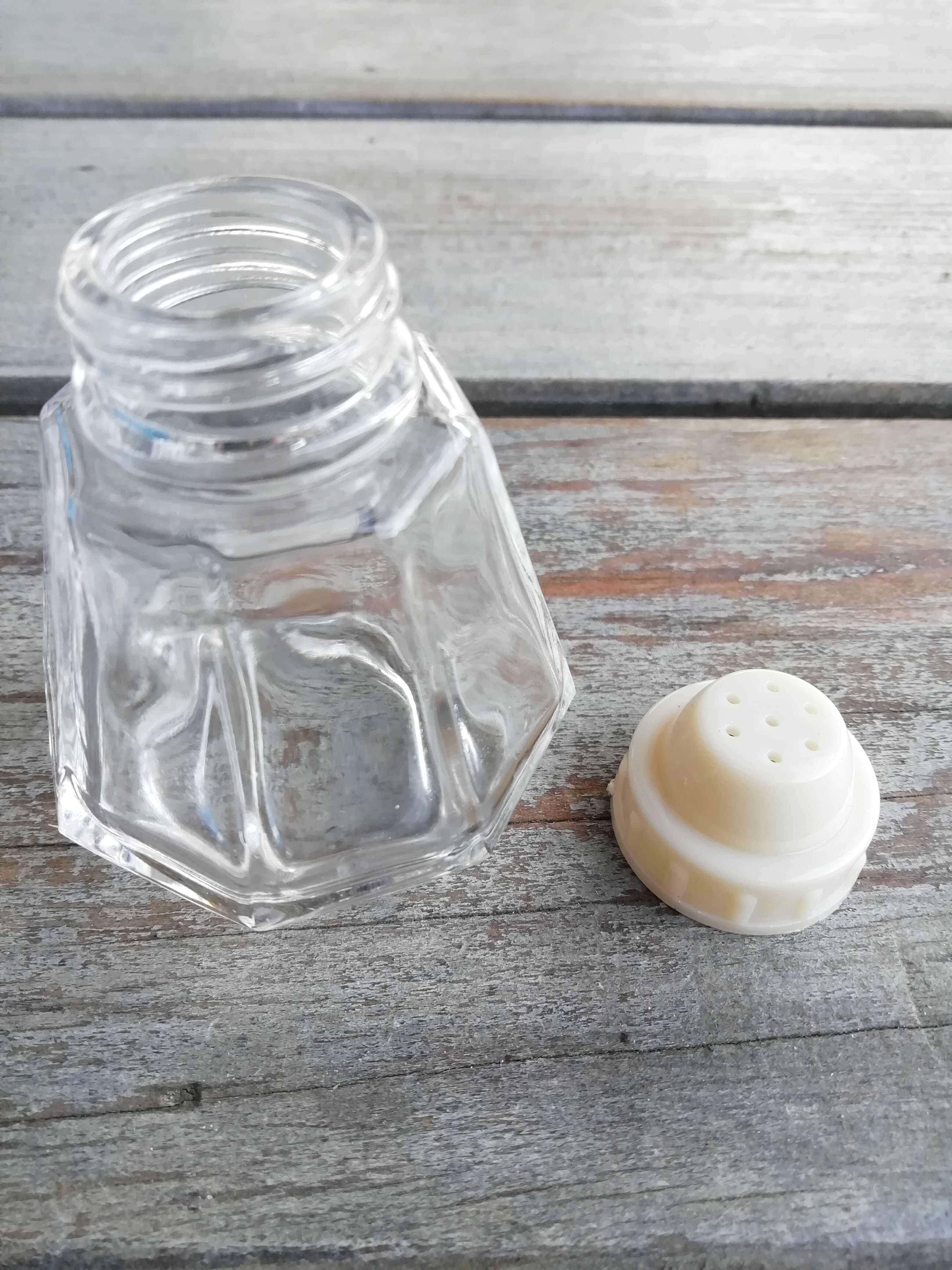 Salière à facettes bouchon bakélite