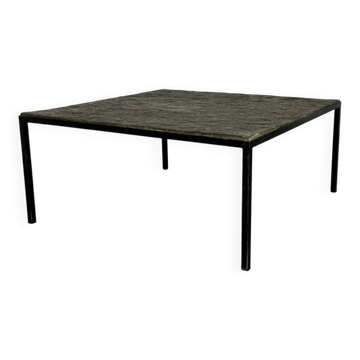 Table basse moderniste minimaliste en ardoise et acier des années 1950.