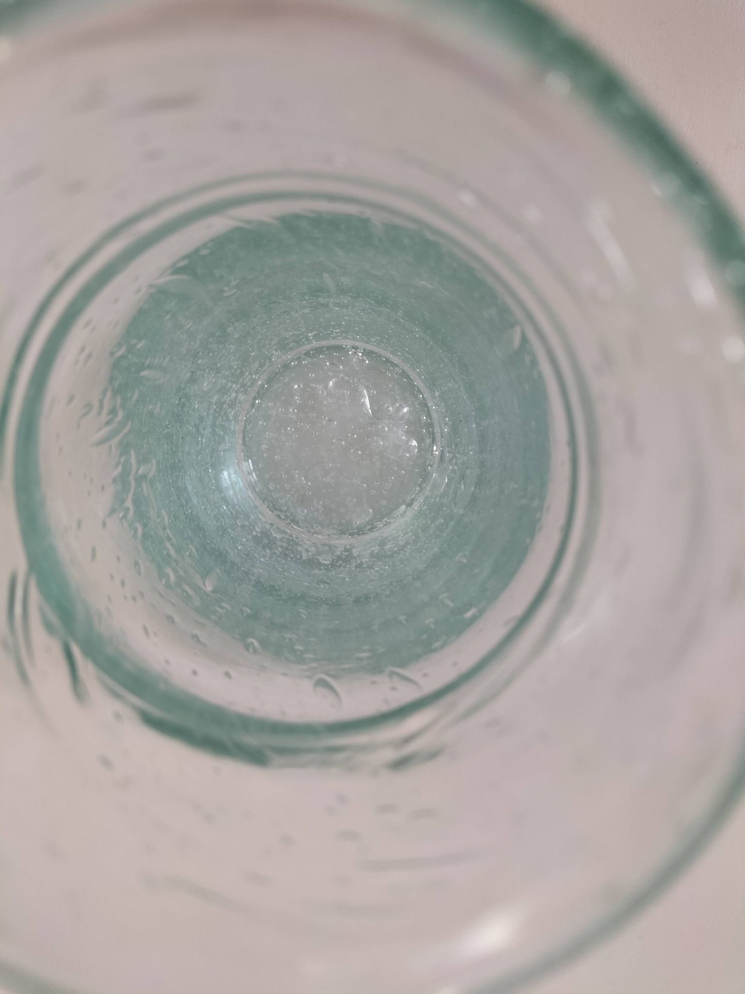 Vase vintage en verre bullé vert très pâle, souffle artisanal