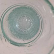 Vase vintage en verre bullé vert très pâle, souffle artisanal