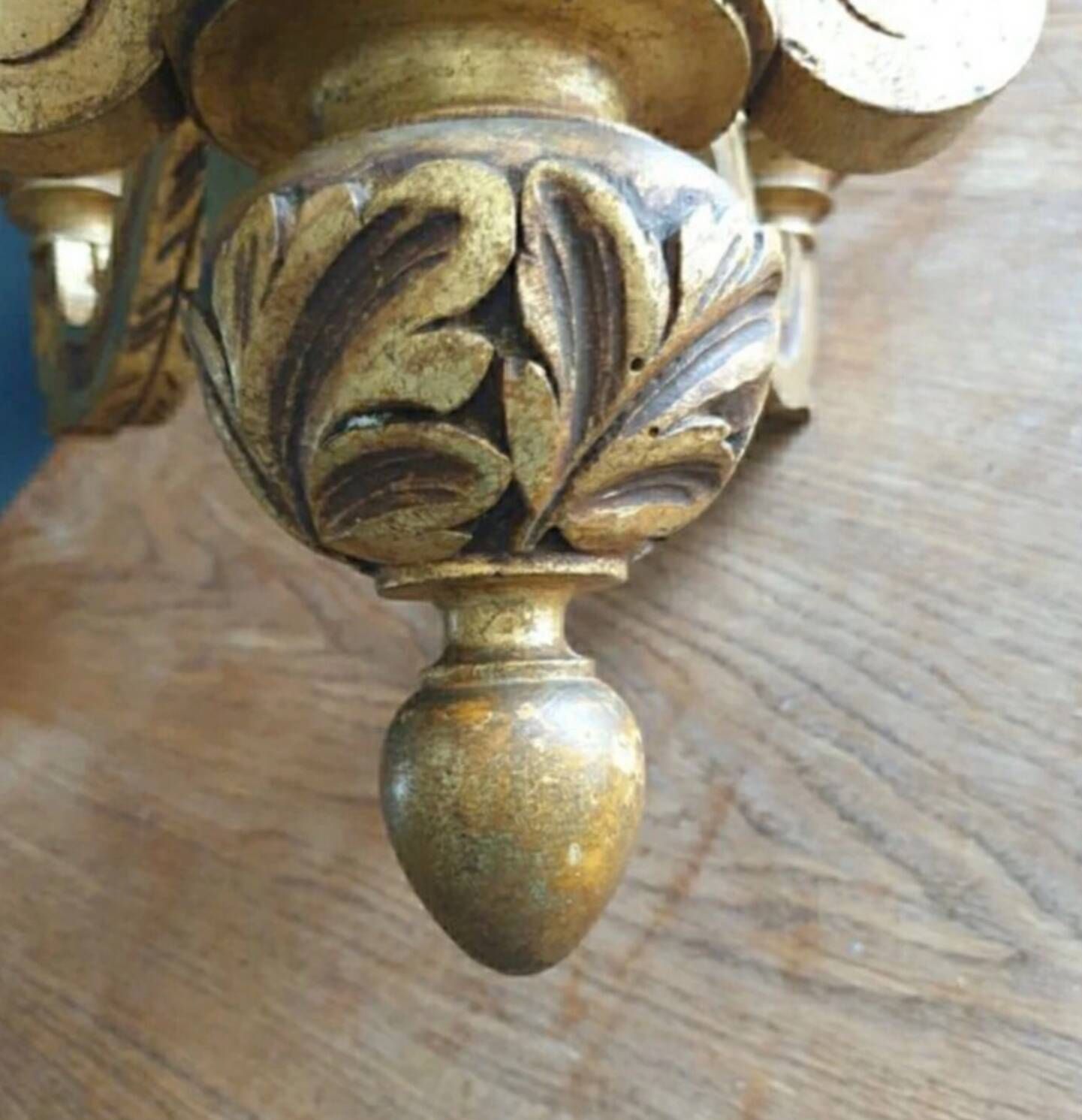 Antique chandelier in carved wood, 6 light arms and gilded with fine gold.
