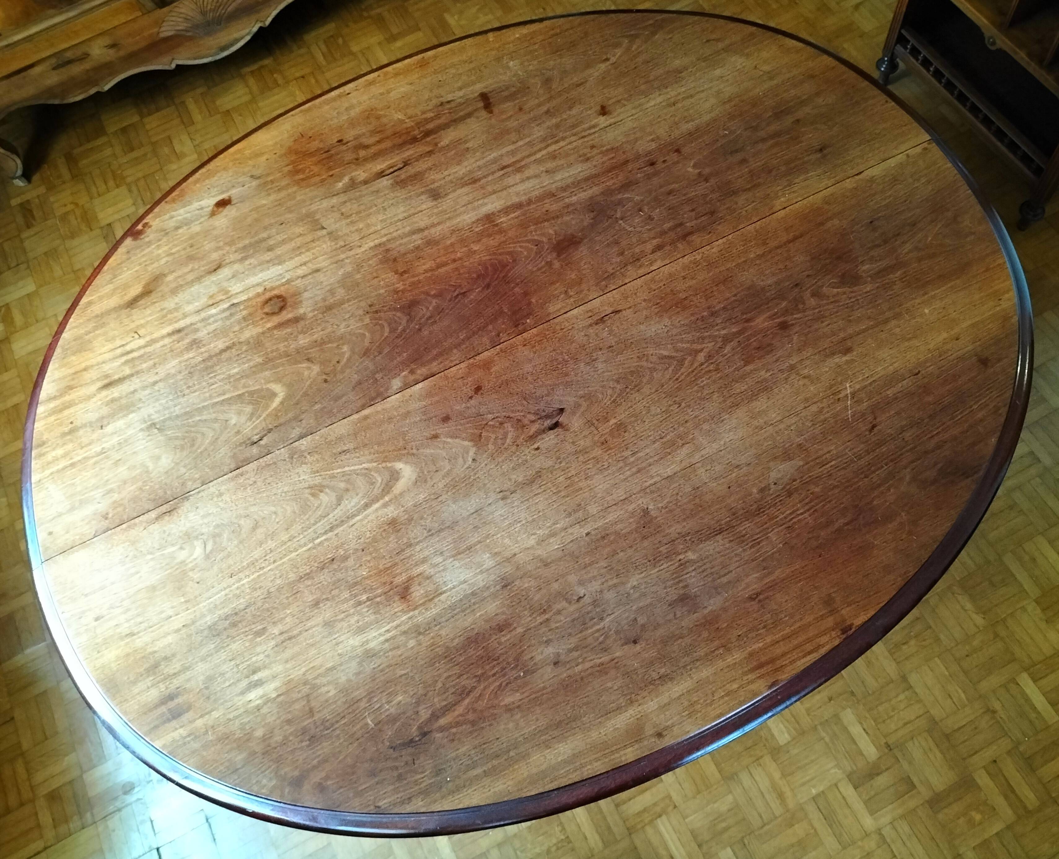 Oval centre table in solid mahogany from the Directoire, Empire period.